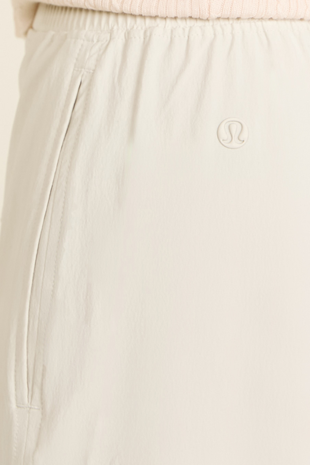 תמונת תקריב דוגמן של Stretch Woven High-Rise Wide-Leg Cropped Pant