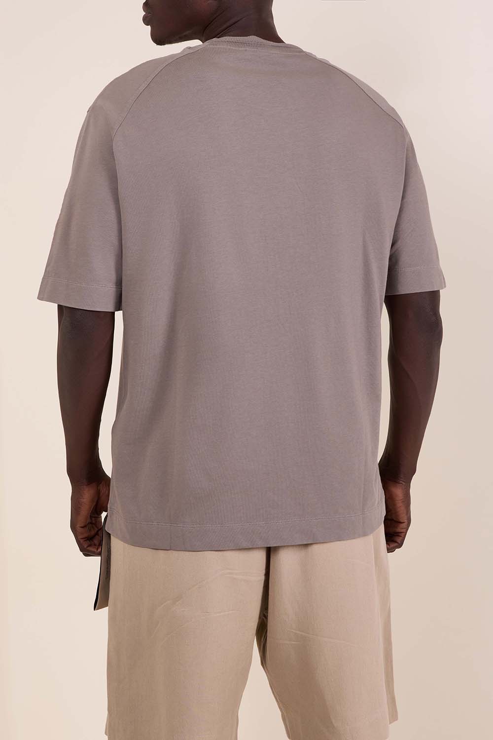 תמונת דוגמן אחורית של חולצת טי בגזרה רגילה