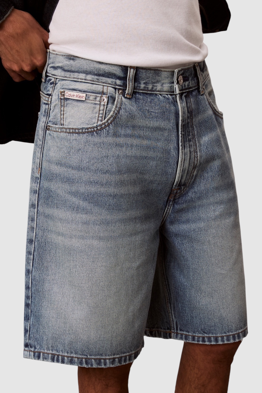 תמונת תקריב דוגמן של מכנסי ג'ינס קצרים