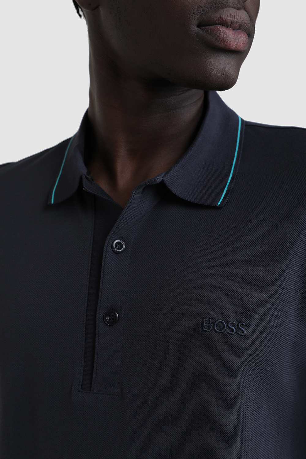 תמונת תקריב דוגמן של חולצת פולו קצרה