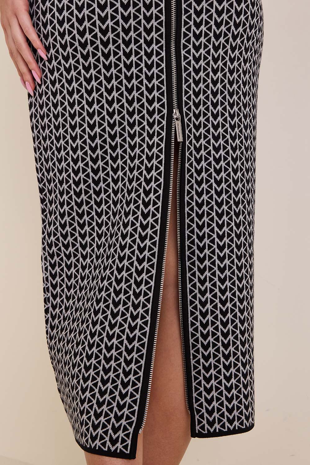 תמונת תקריב דוגמן של חצאית עיפרון