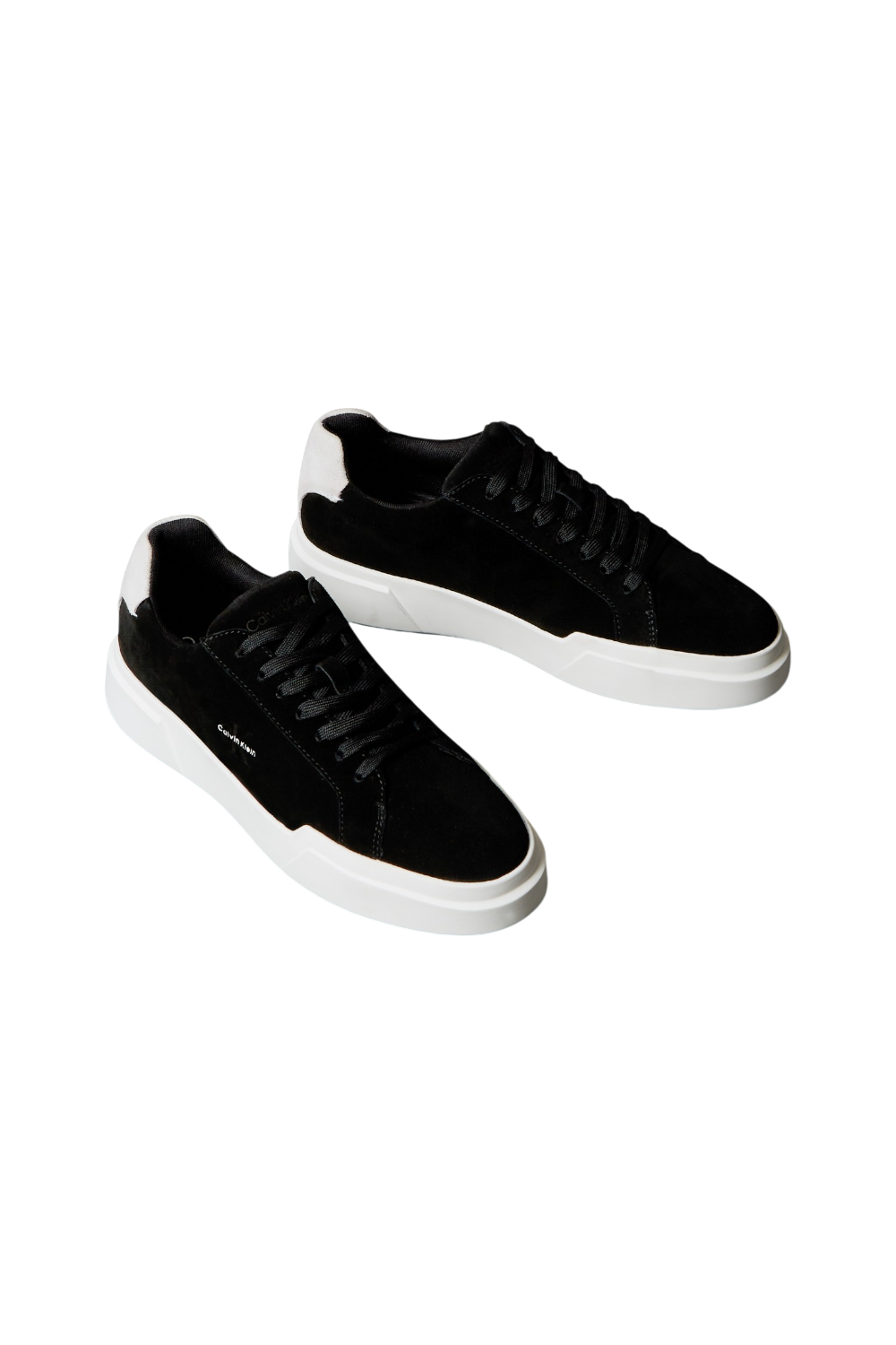 תמונת פנים של נעלי סניקרס זמש