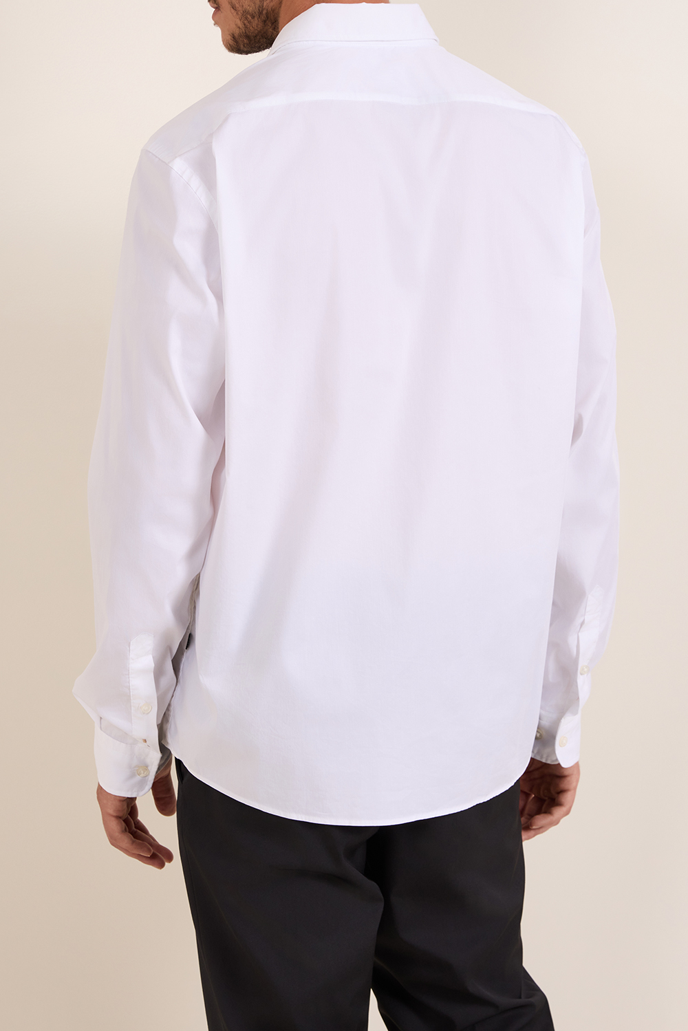 תמונת דוגמן אחורית של חולצת כפתורים