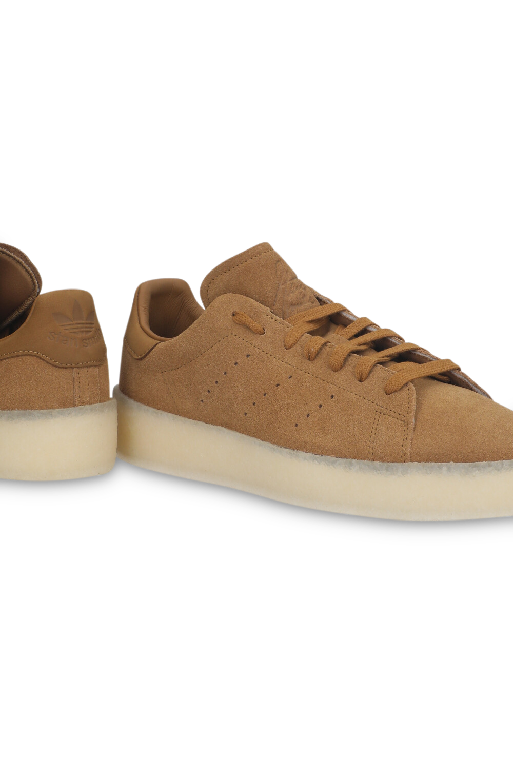 תמונת תקריב של נעלי סניקרס סטן סמית`