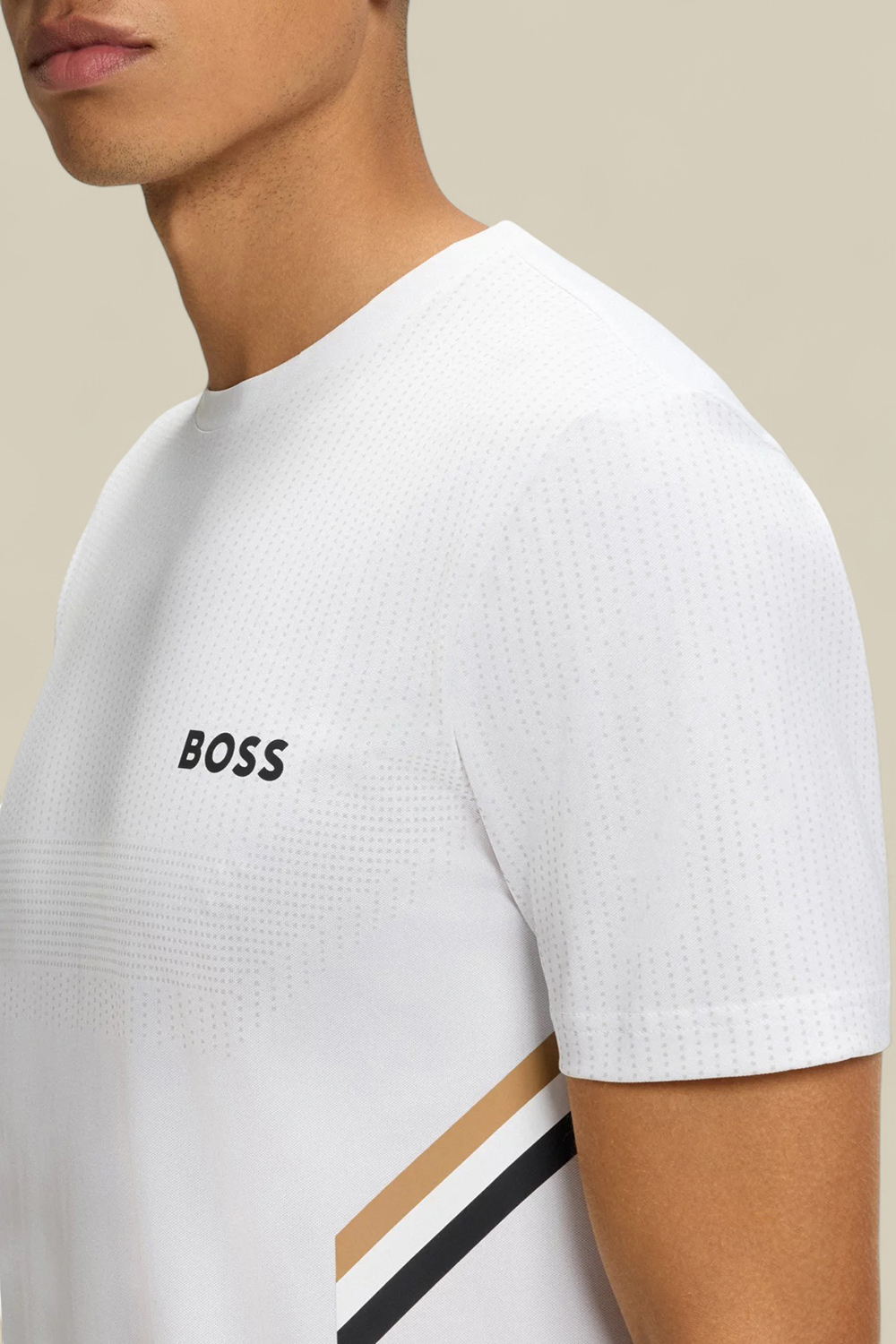 תמונת תקריב דוגמן של חולצת טי סלים