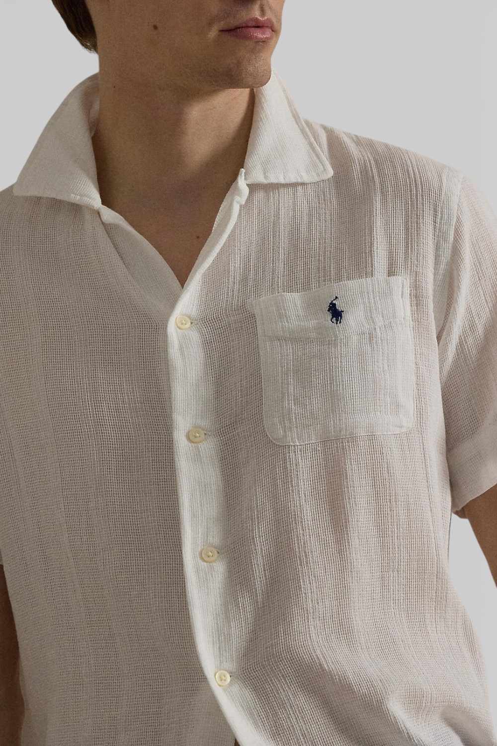 תמונת תקריב דוגמן של חולצה מכופתרת שרוול קצר