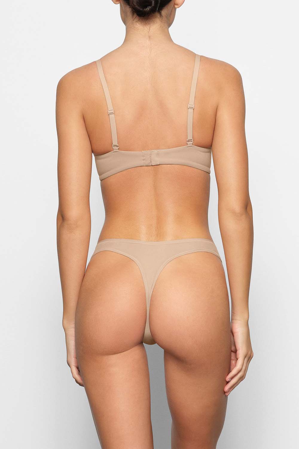 תמונת דוגמן אחורית של T-SHIRT BRA