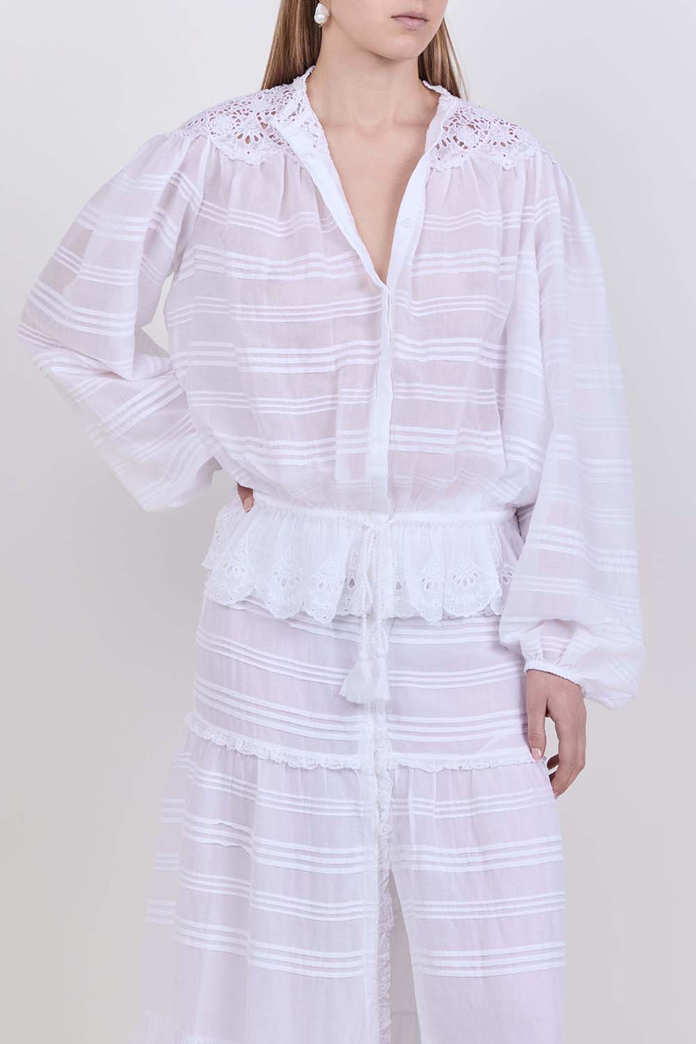 תמונת דוגמן קידמית של חולצת תחרה