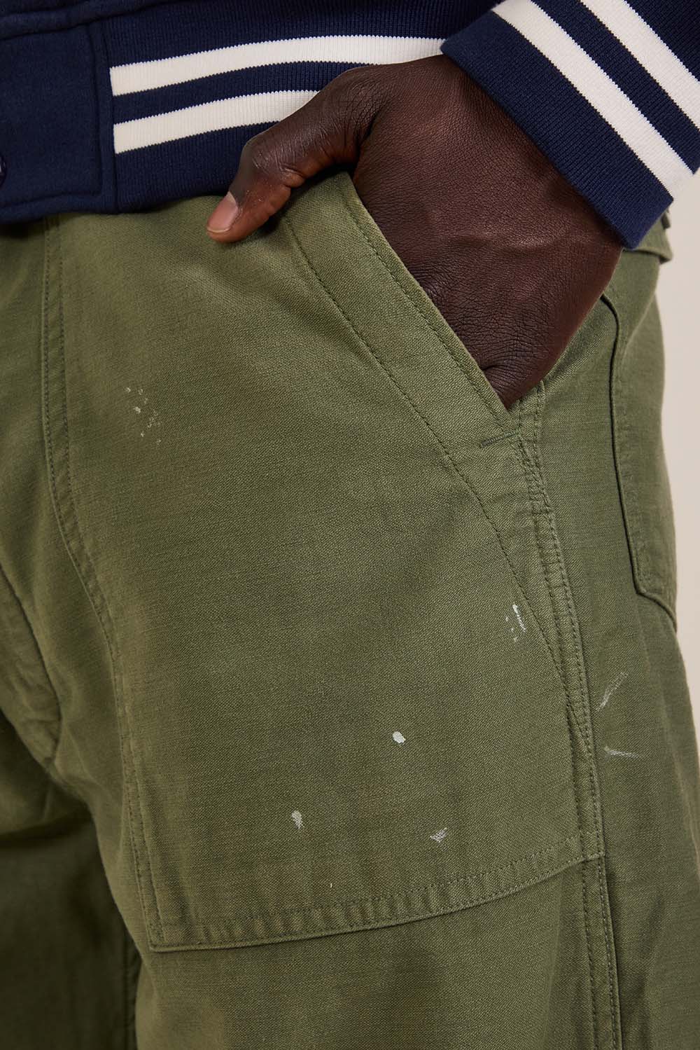 תמונת תקריב דוגמן של מכנסיים בגזרה ישרה