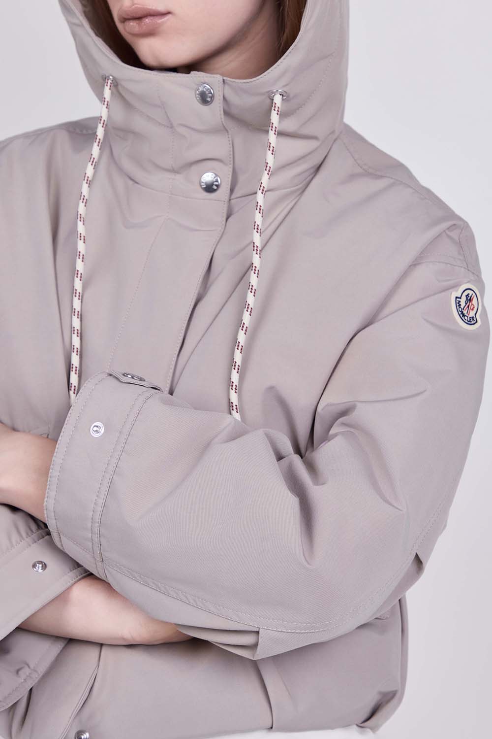 תמונת תקריב דוגמן של מעיל קרופ בגזרת אוברסייז