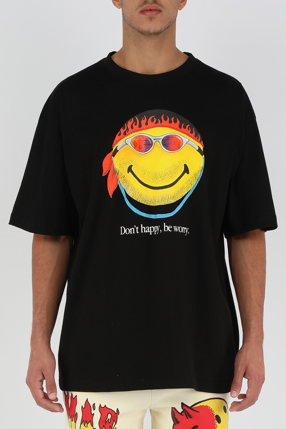 תמונת דוגמן קידמית של חולצת טי סמיילי דונט הפי בשחור