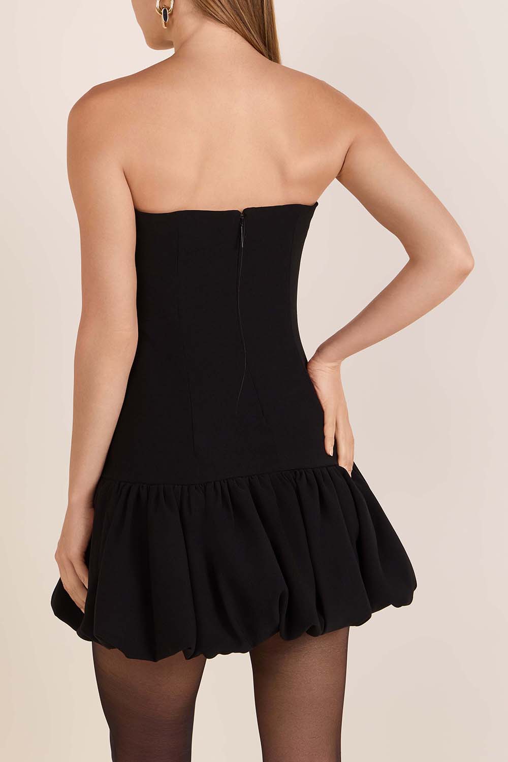 תמונת דוגמן אחורית של שמלת מיני סטרפלס