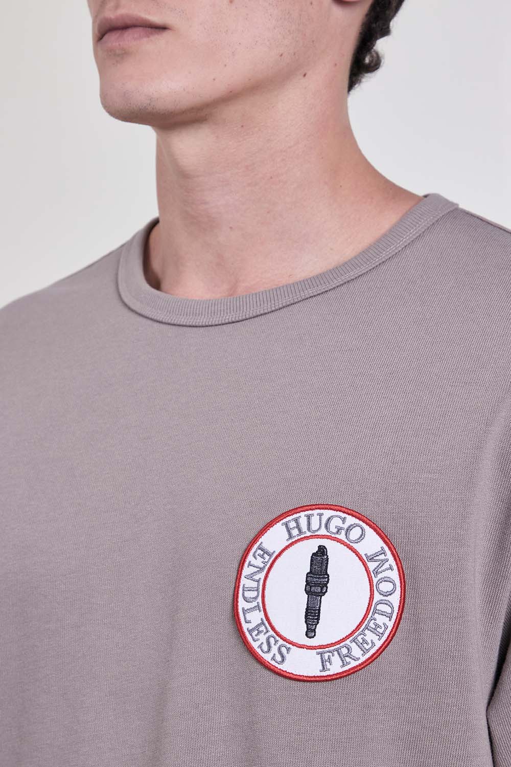 תמונת תקריב דוגמן של חולצת טי בגזרה משוחררת