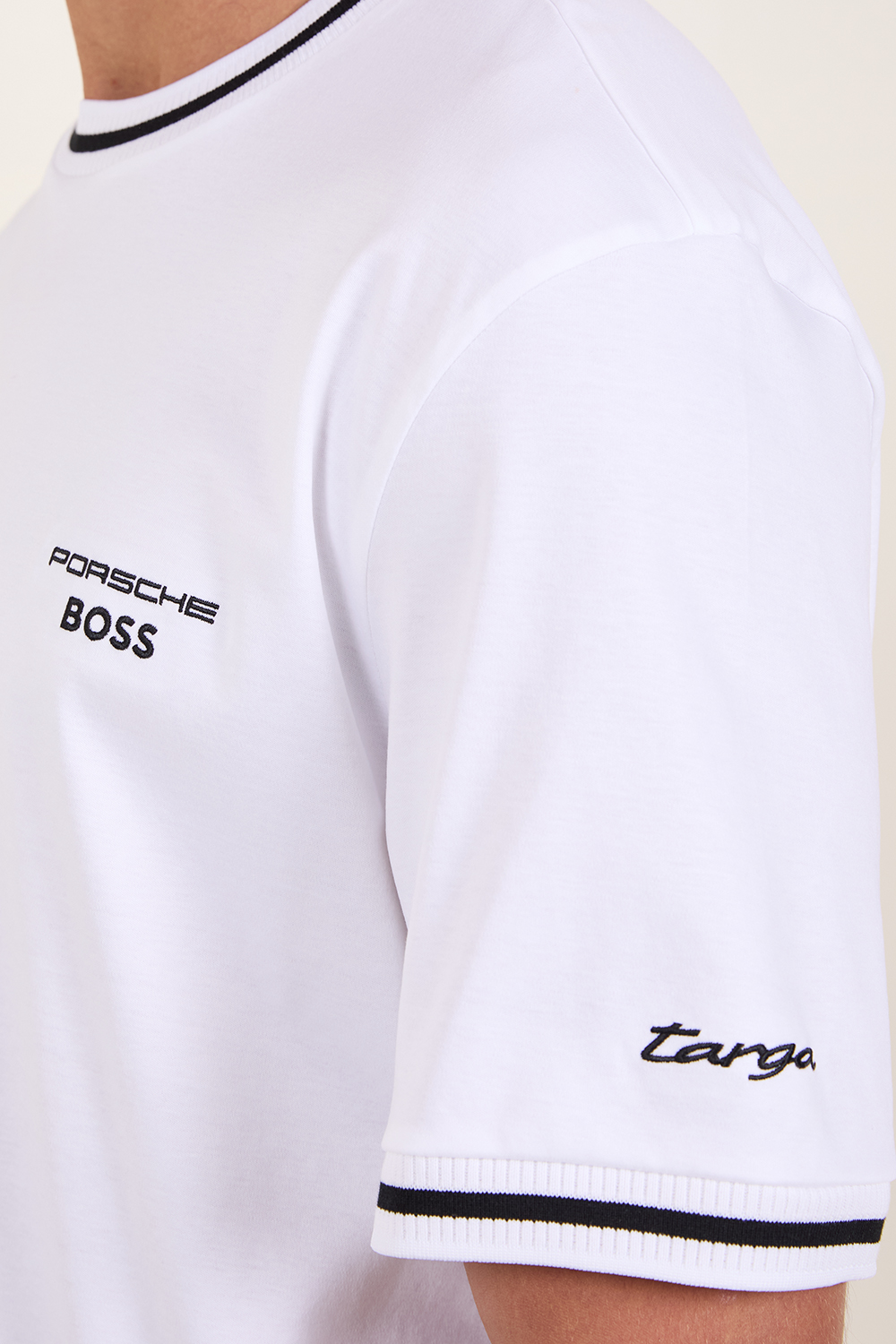 תמונת תקריב דוגמן של בוס X פורשה חולצת טי