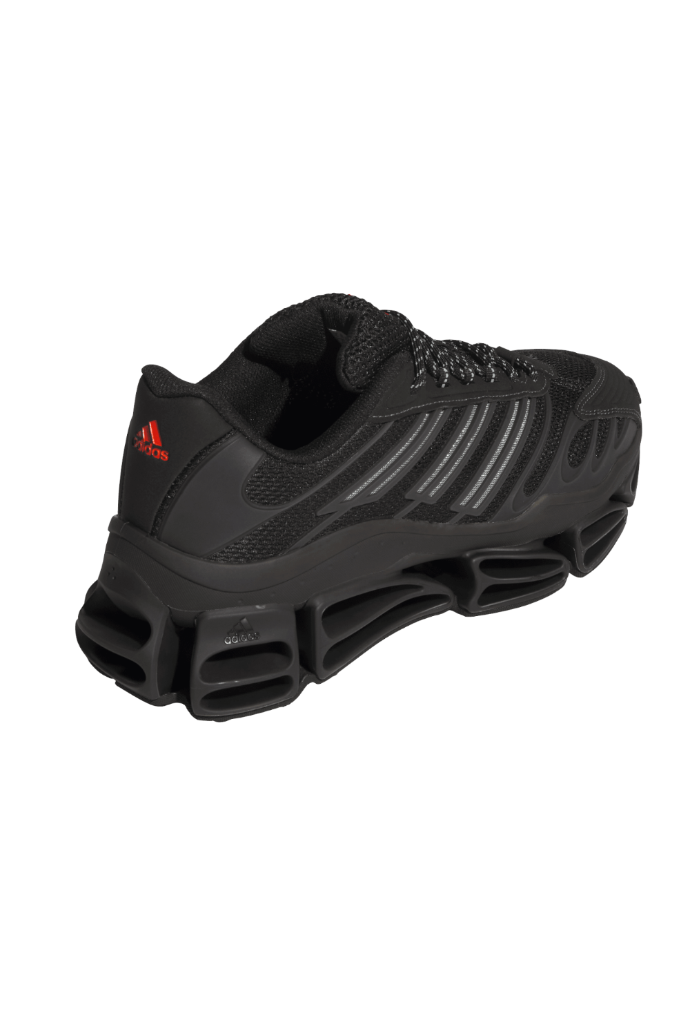 תמונת תקריב של נעלי סניקרס מגהרייד AG