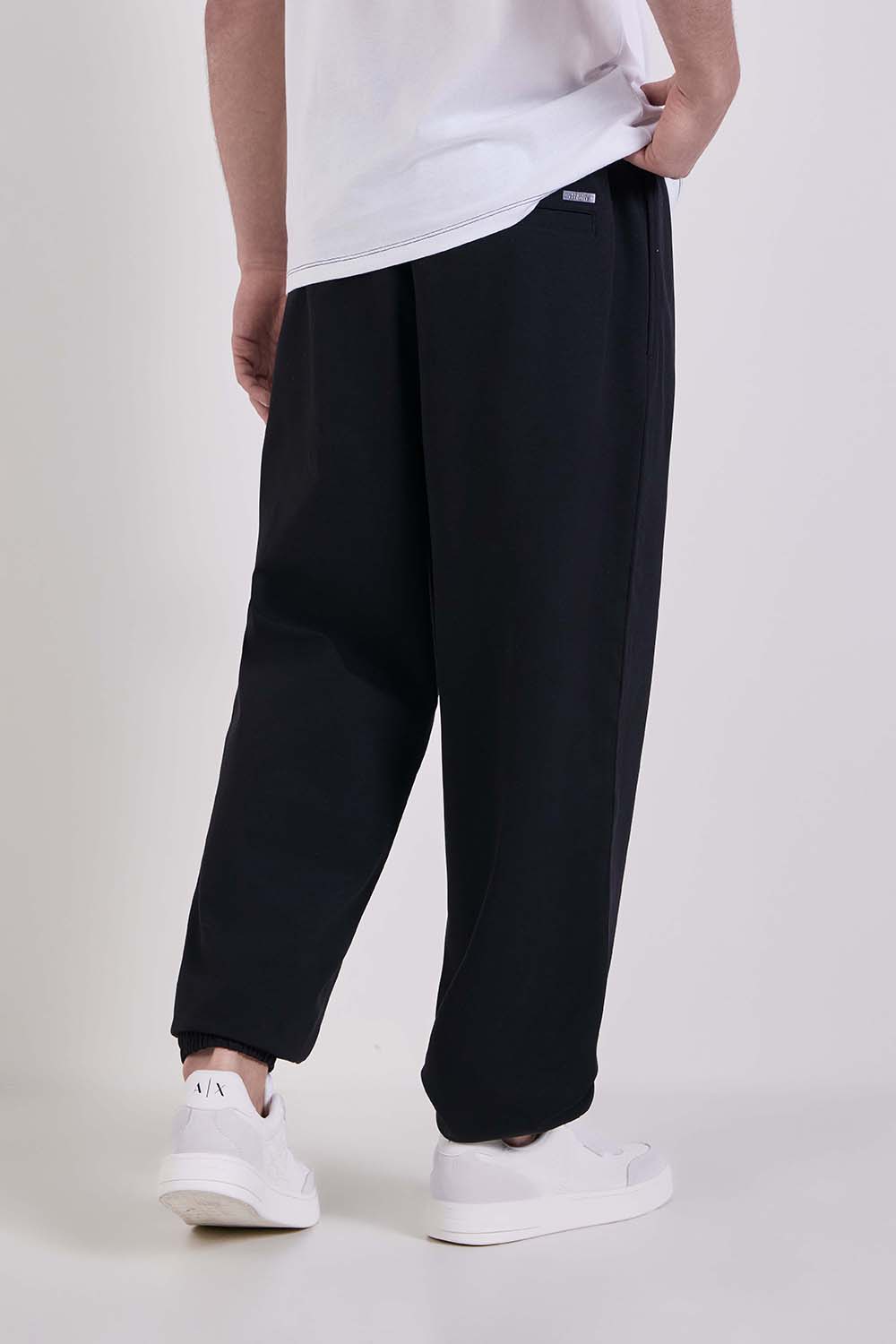 תמונת דוגמן אחורית של מכנסיים ארוכים