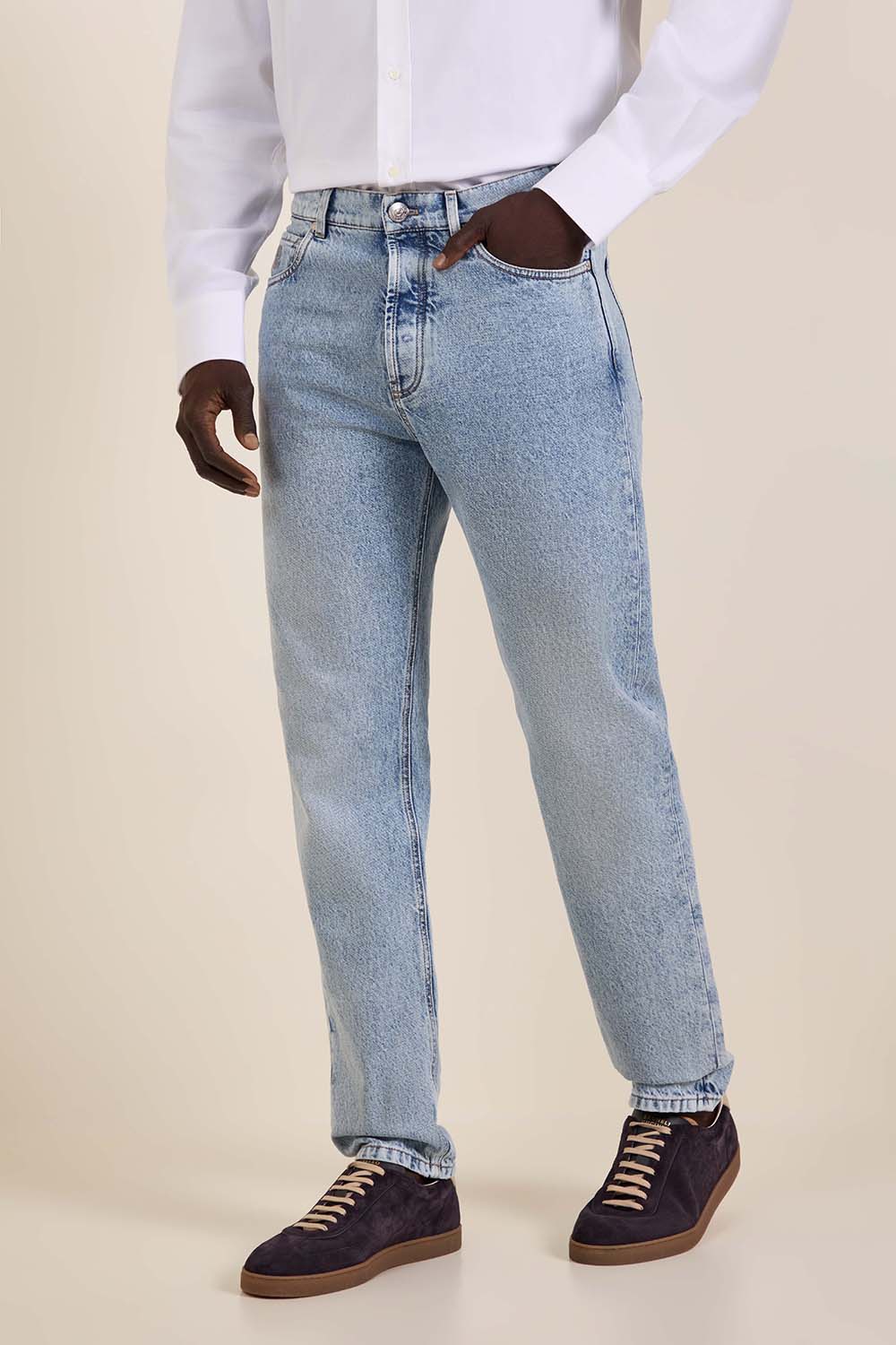 תמונת דוגמן קידמית של מכנסי ג'ינס בגזרה ישרה