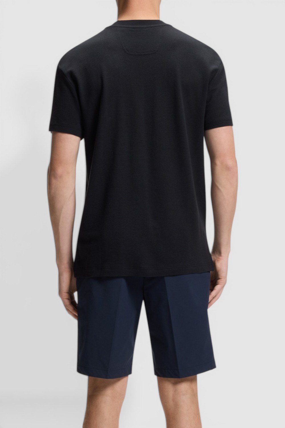 תמונת דוגמן אחורית של חולצת טי בגזרה משוחררת