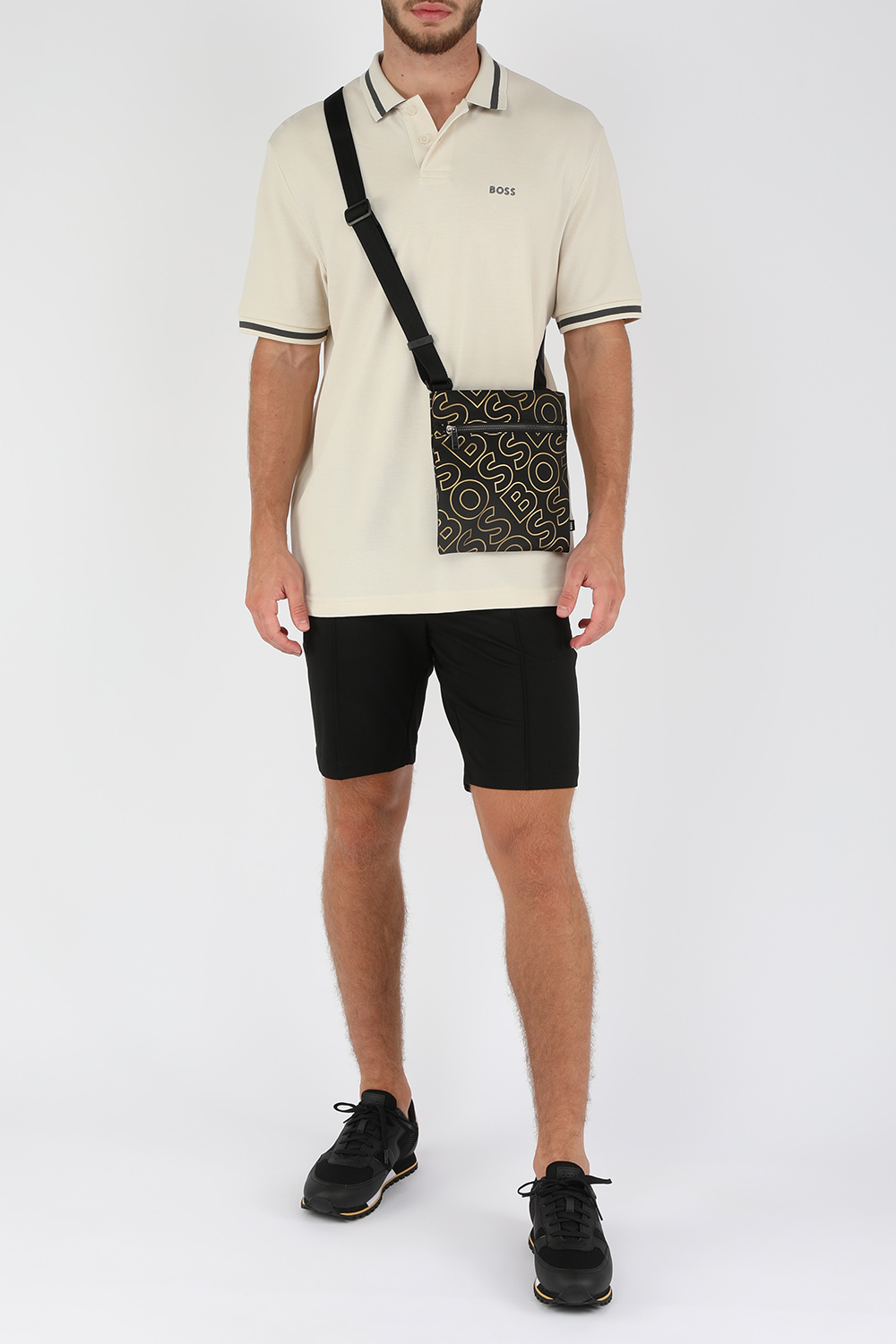 תמונת דוגמן קידמית של תיק צד מבד ממוחזר עם לוגו