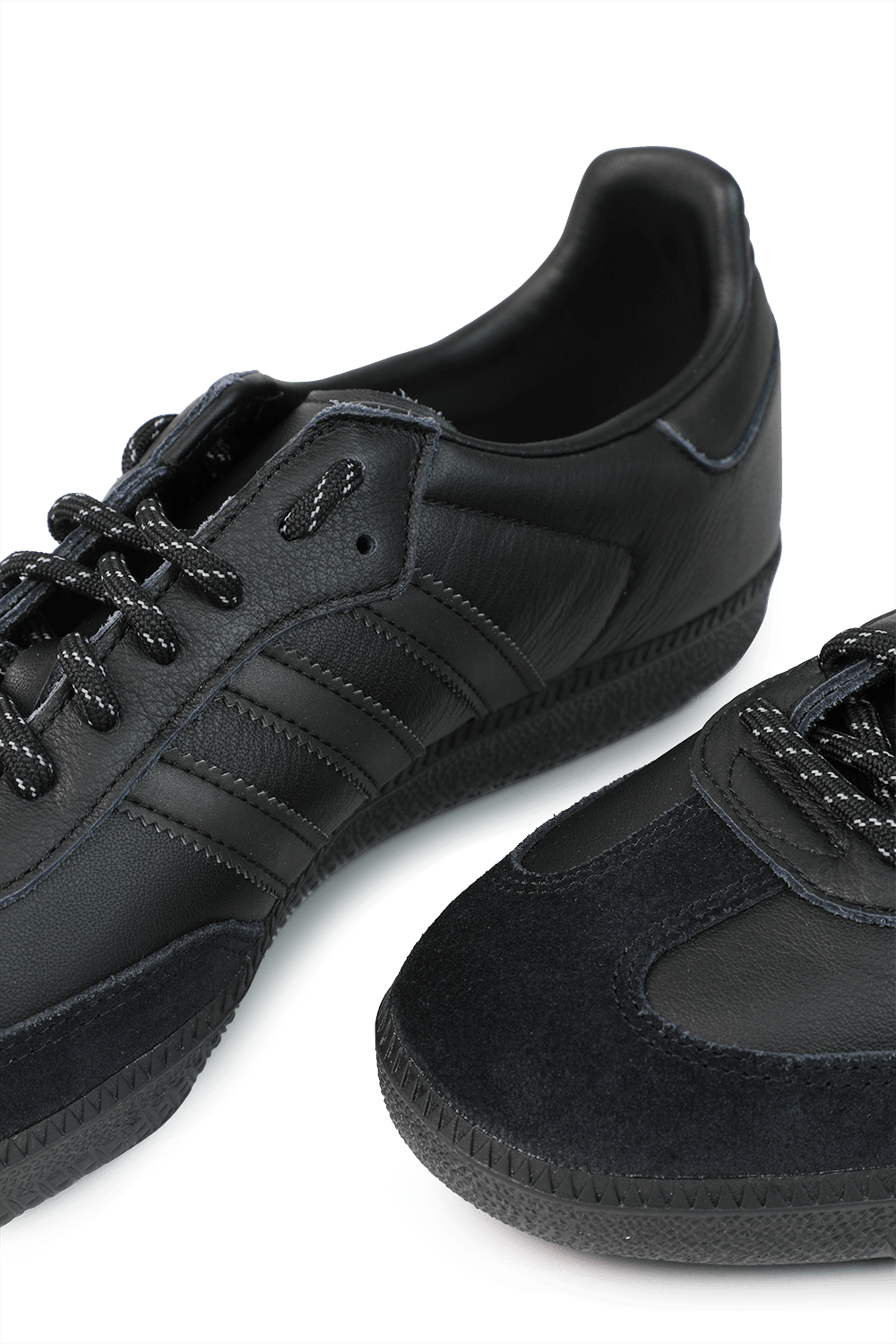 תמונת תקריב של Adidas X Pharrell Williams Samba Sneakers