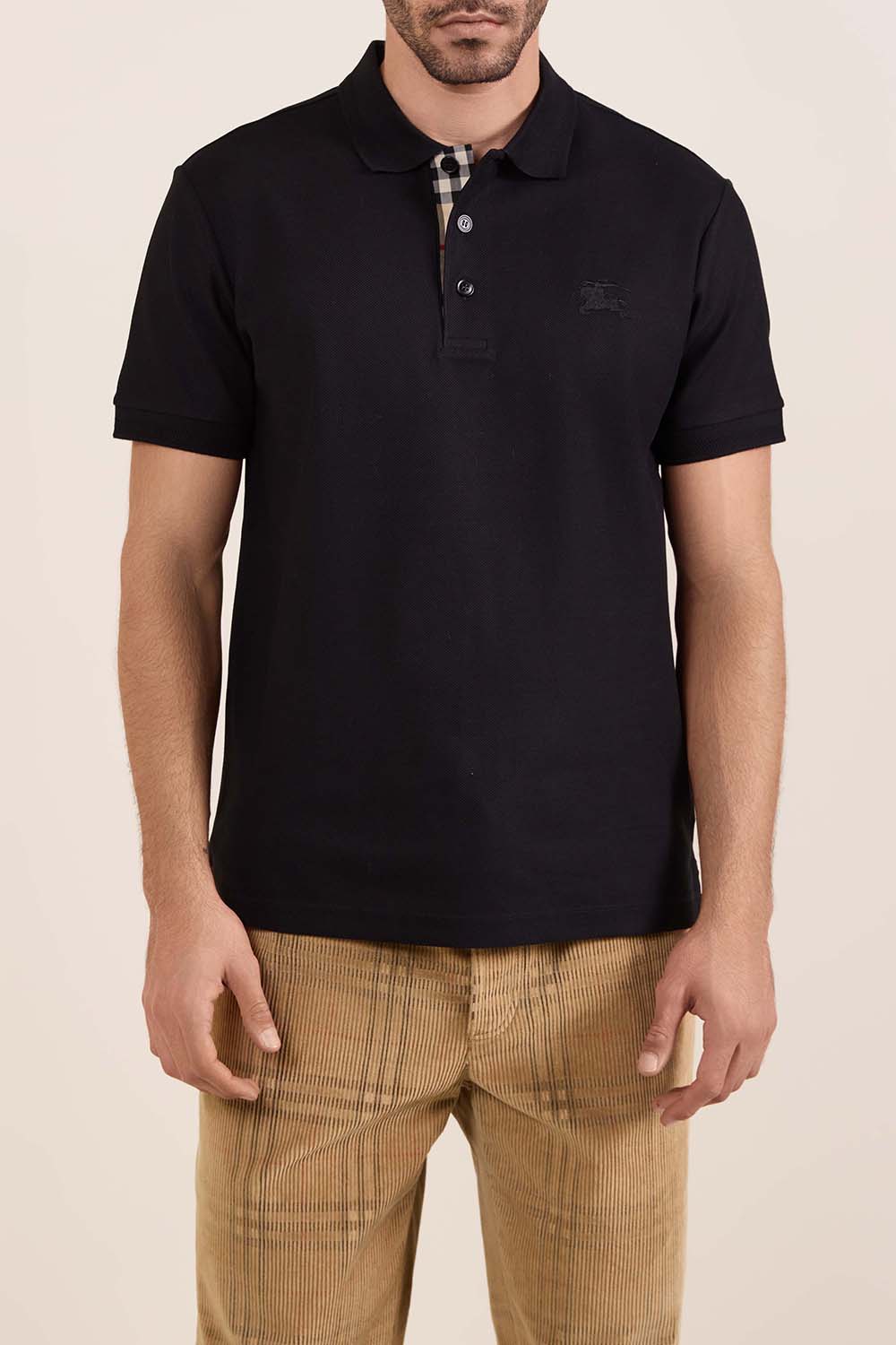 תמונת דוגמן קידמית של חולצת פולו קצרה