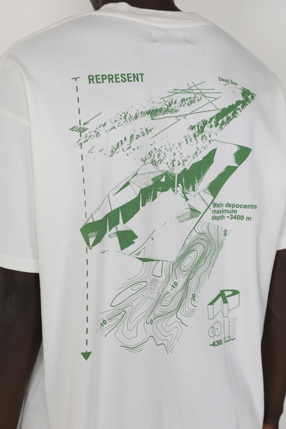 תמונת תקריב דוגמן של 5.4 X רפרזנט חולצת טי