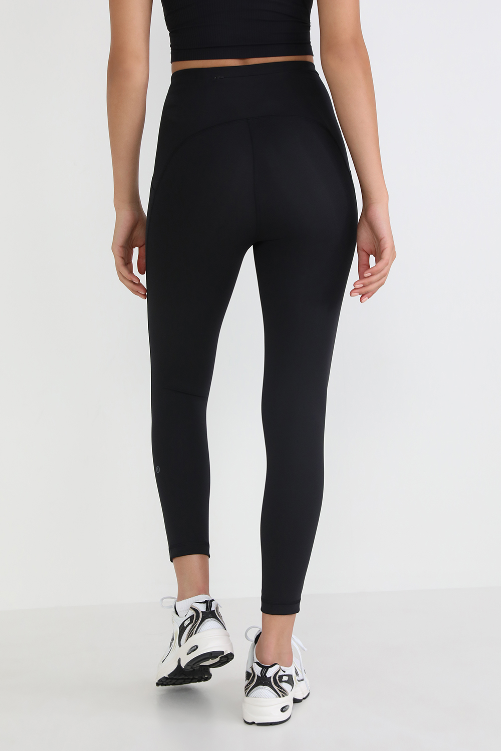 תמונת דוגמן אחורית של Swift Speed High-Rise Crop 23