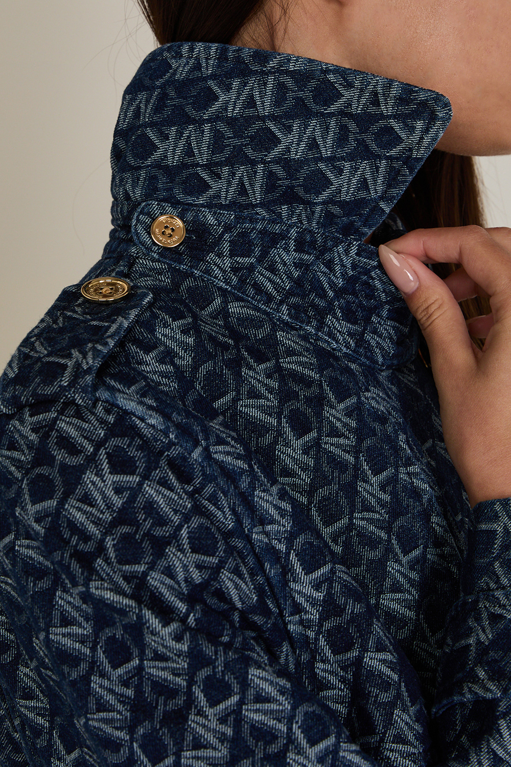 תמונת תקריב דוגמן של מעיל טרנץ' אמפייר