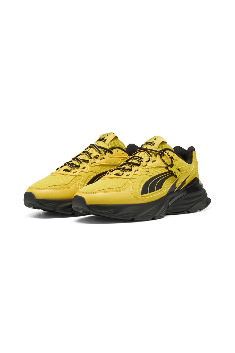 תמונת תקריב של נעלי סניקרס פומה X פוקימון