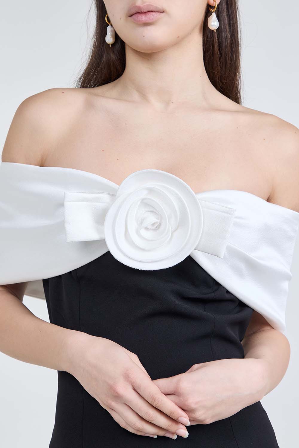 תמונת תקריב דוגמן של שמלת מקסי