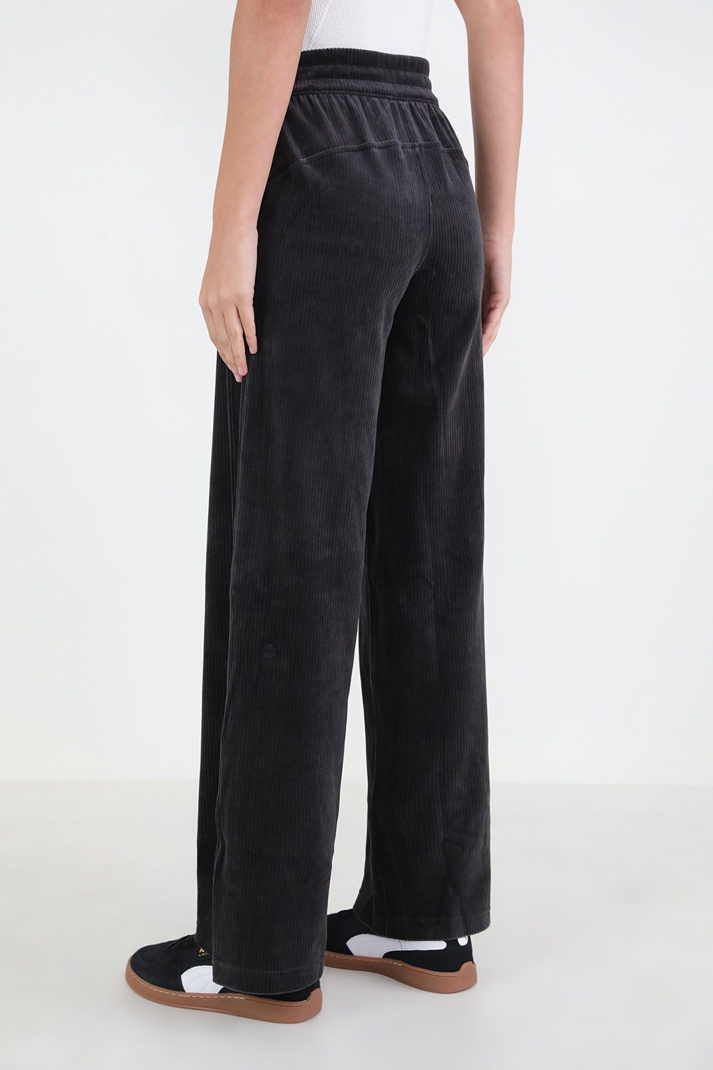 תמונת דוגמן אחורית של Scuba Mid-Rise Wide-Leg Velvet Cord