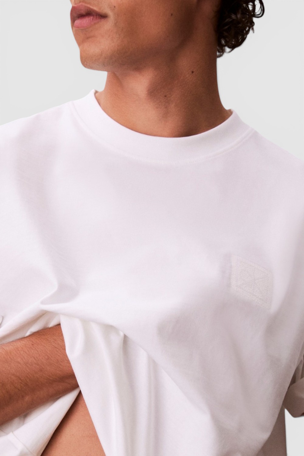 תמונת תקריב דוגמן של חולצת טי בגזרה משוחררת