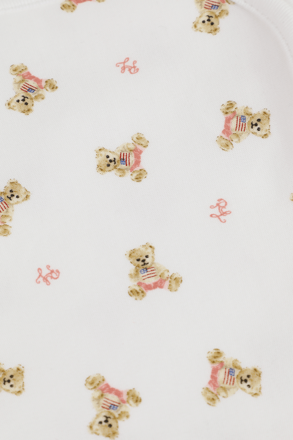 תמונה אחורית של שמיכת תינוקות לבנה עם דובי ורוד אול אובר