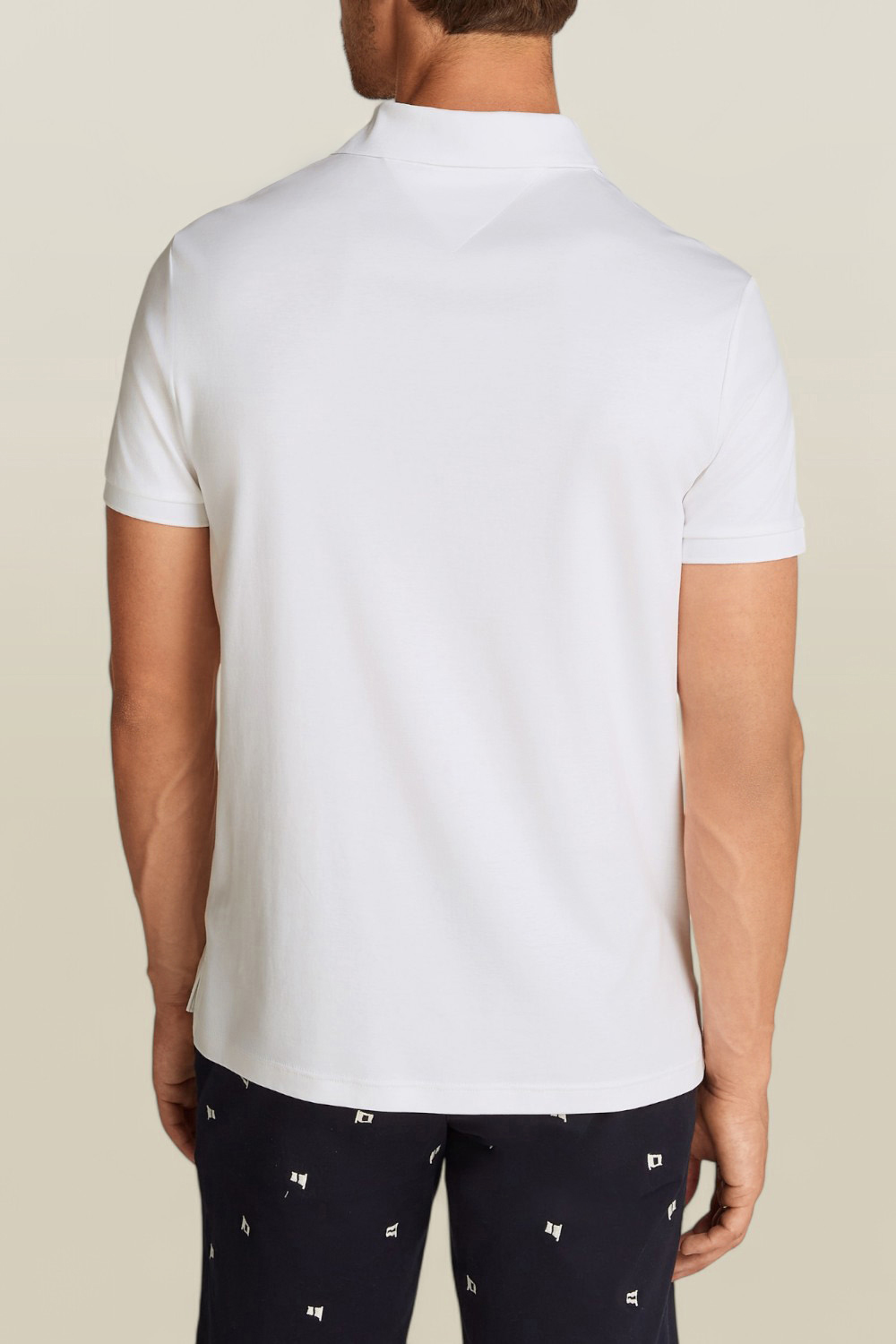 תמונת דוגמן אחורית של חולצת פולו קצרה