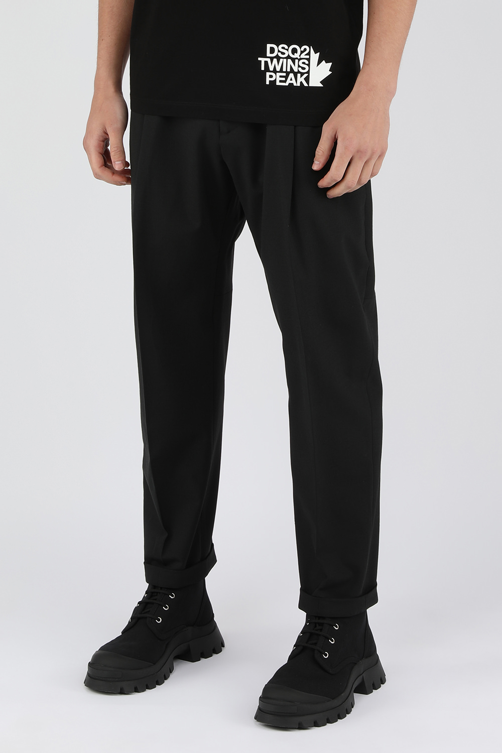 תמונת דוגמן קידמית של מכנסי רול אפ שחורים