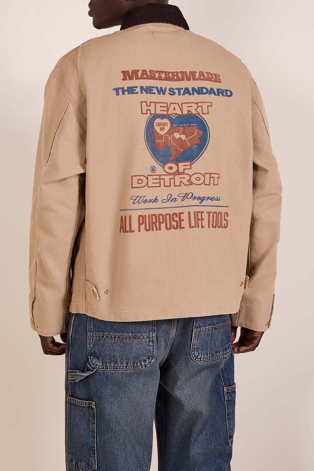 תמונת דוגמן אחורית של ז'קט בגזרה משוחררת