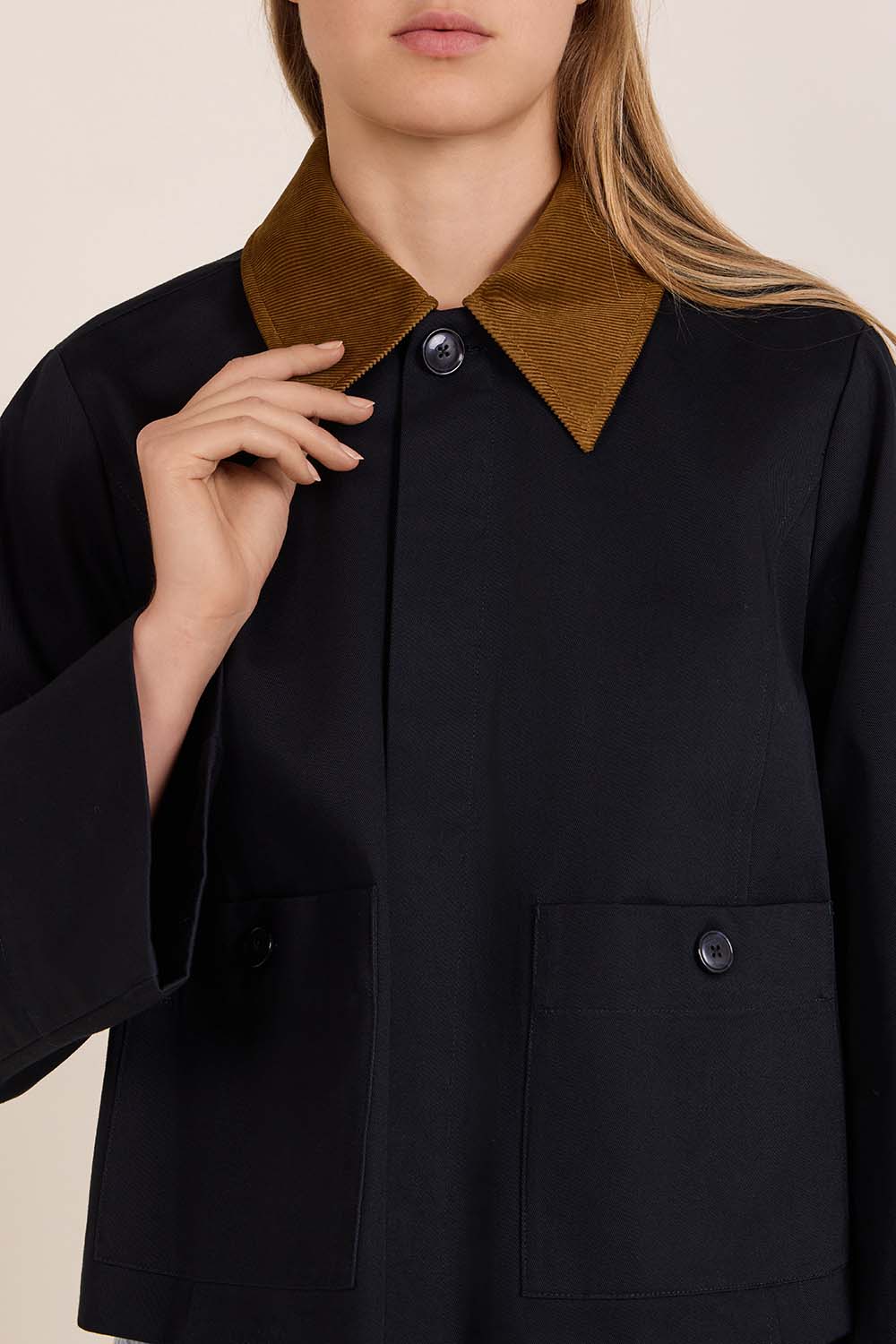 תמונת תקריב דוגמן של ז'קט טרנץ'