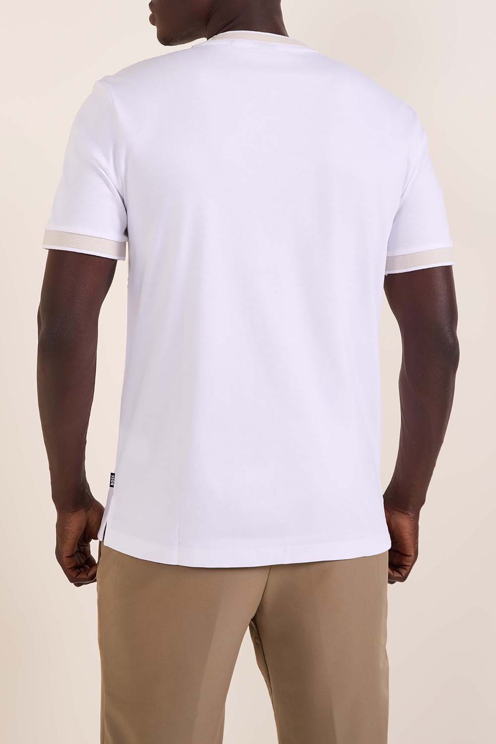 תמונת דוגמן אחורית של חולצת טי סלים