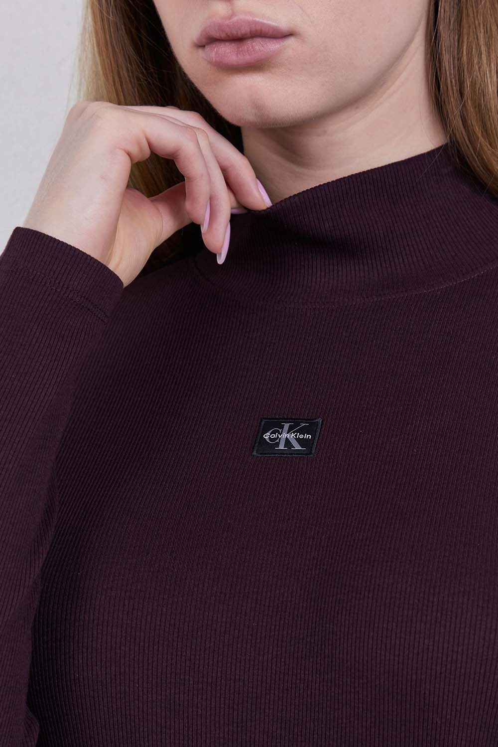 תמונת תקריב דוגמן של שמלת מיני ריב