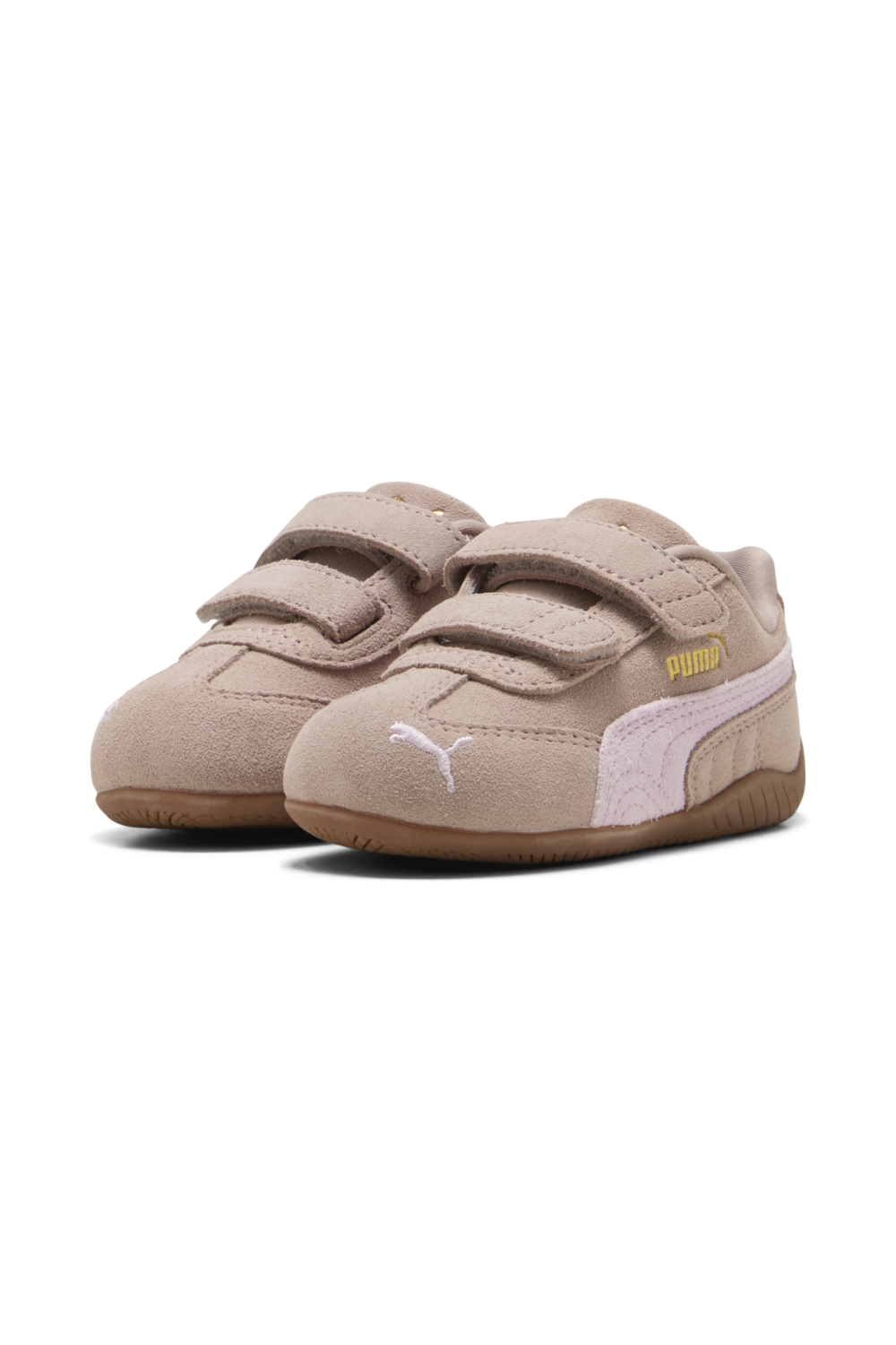 תמונת תקריב של נעלי סניקרס