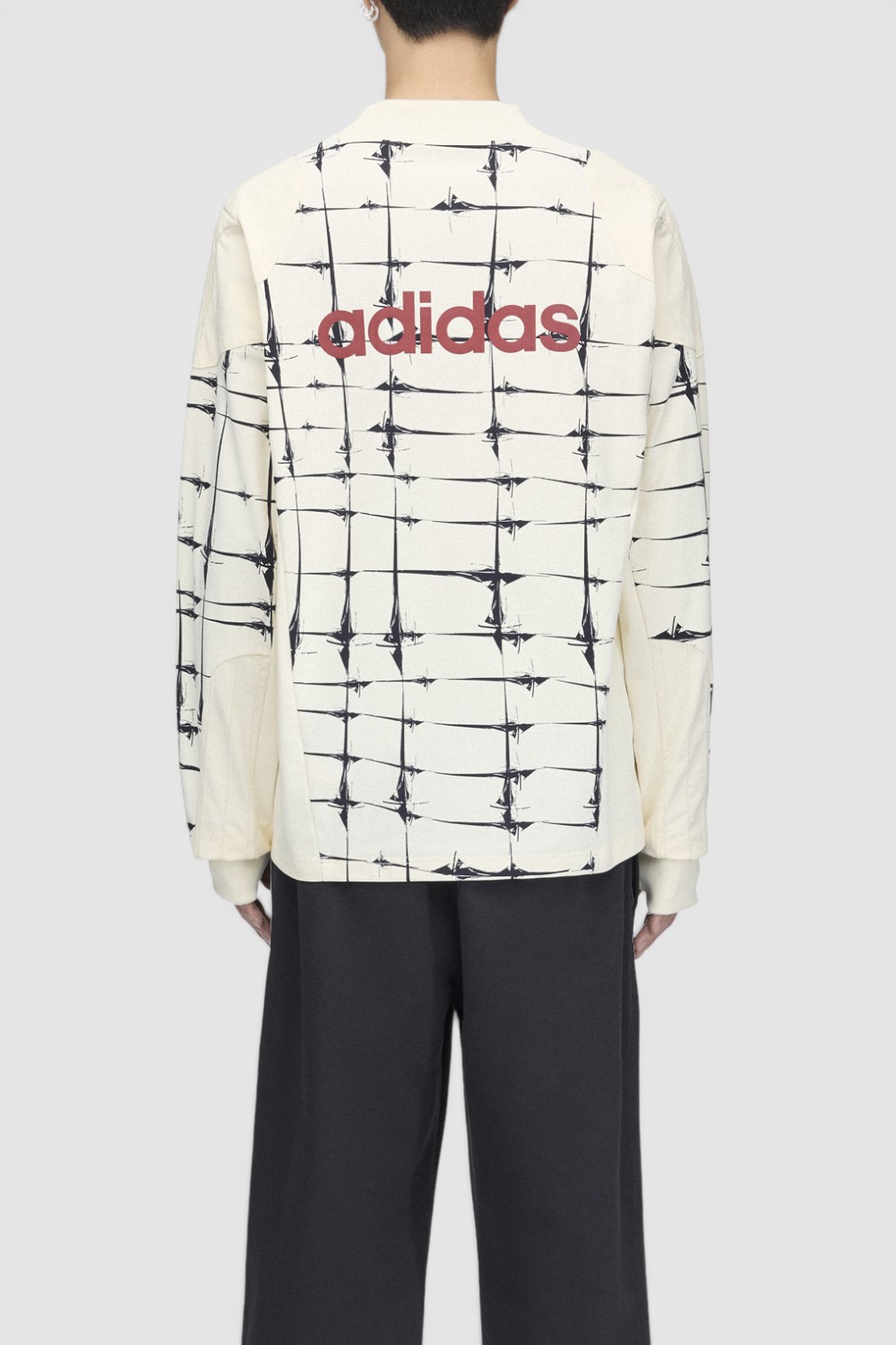 תמונת דוגמן אחורית של חולצת טי שרוול ארוך אדידס X ת&rsquo;אג קלאב