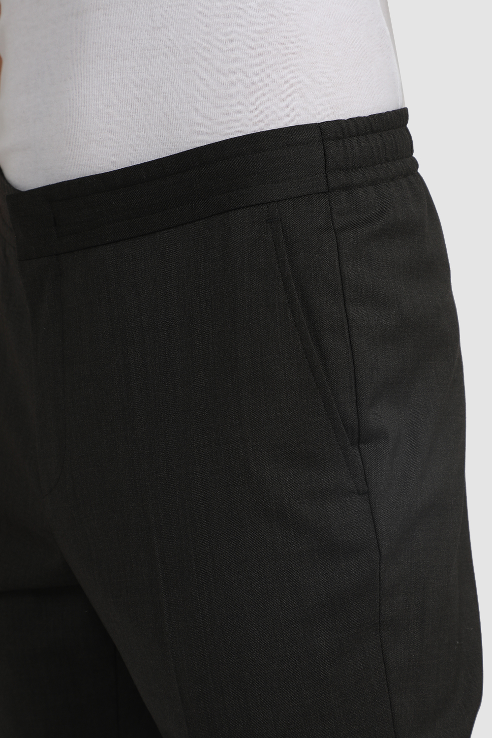 תמונת תקריב דוגמן של מכנסיים ארוכים שחורים