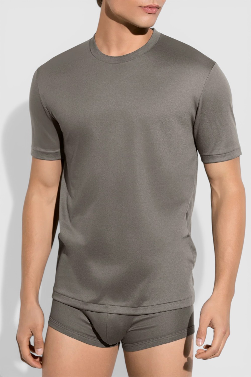 תמונת דוגמן קידמית של חולצת טי בגזרה ישרה