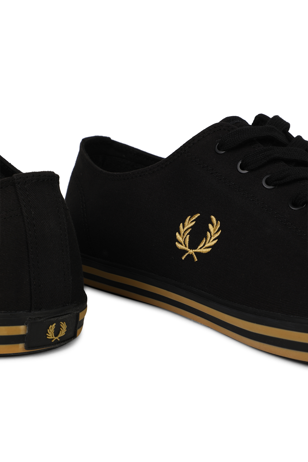 תמונת תקריב של נעלי סניקרס מזמש עם לוגו רקום