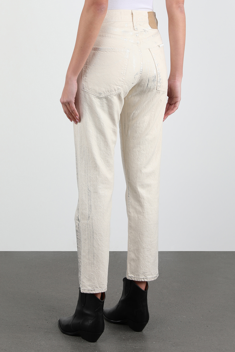 תמונת דוגמן אחורית של מכנסי ג'ינס מאיה כתמי כסף בגוון שמנת