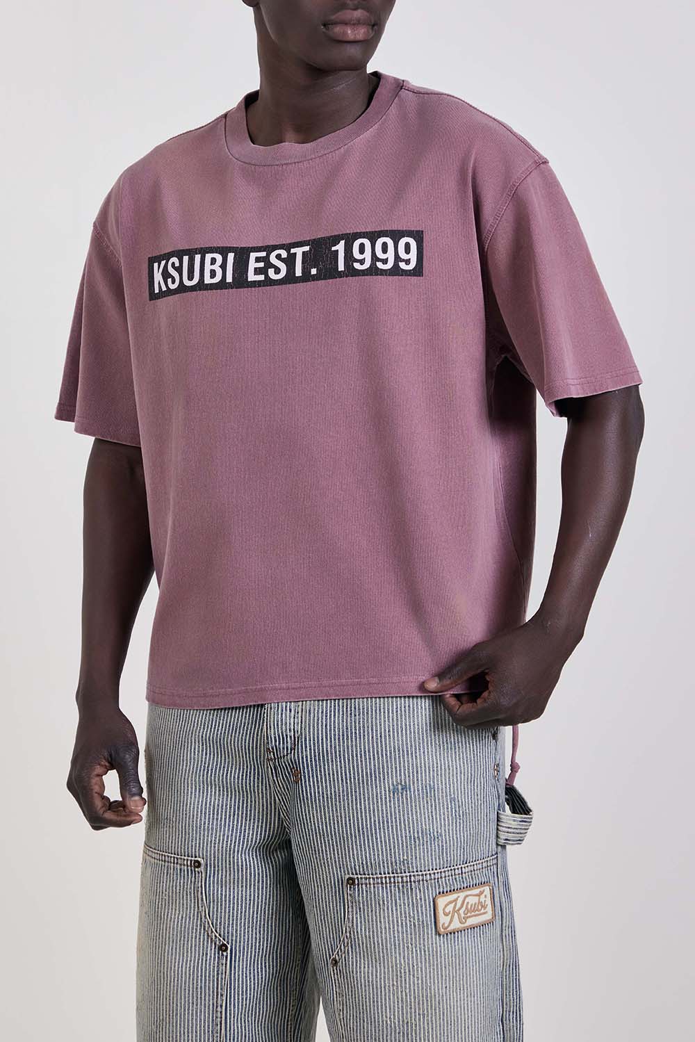 תמונת דוגמן קידמית של חולצת טי אוברסייז