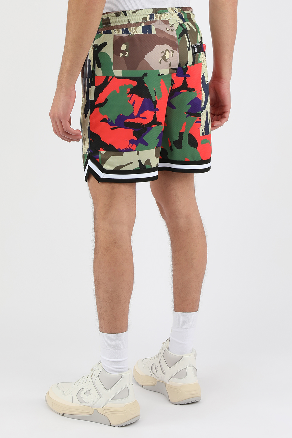 תמונת דוגמן אחורית של מכנסי כדורסל קמופלאג'