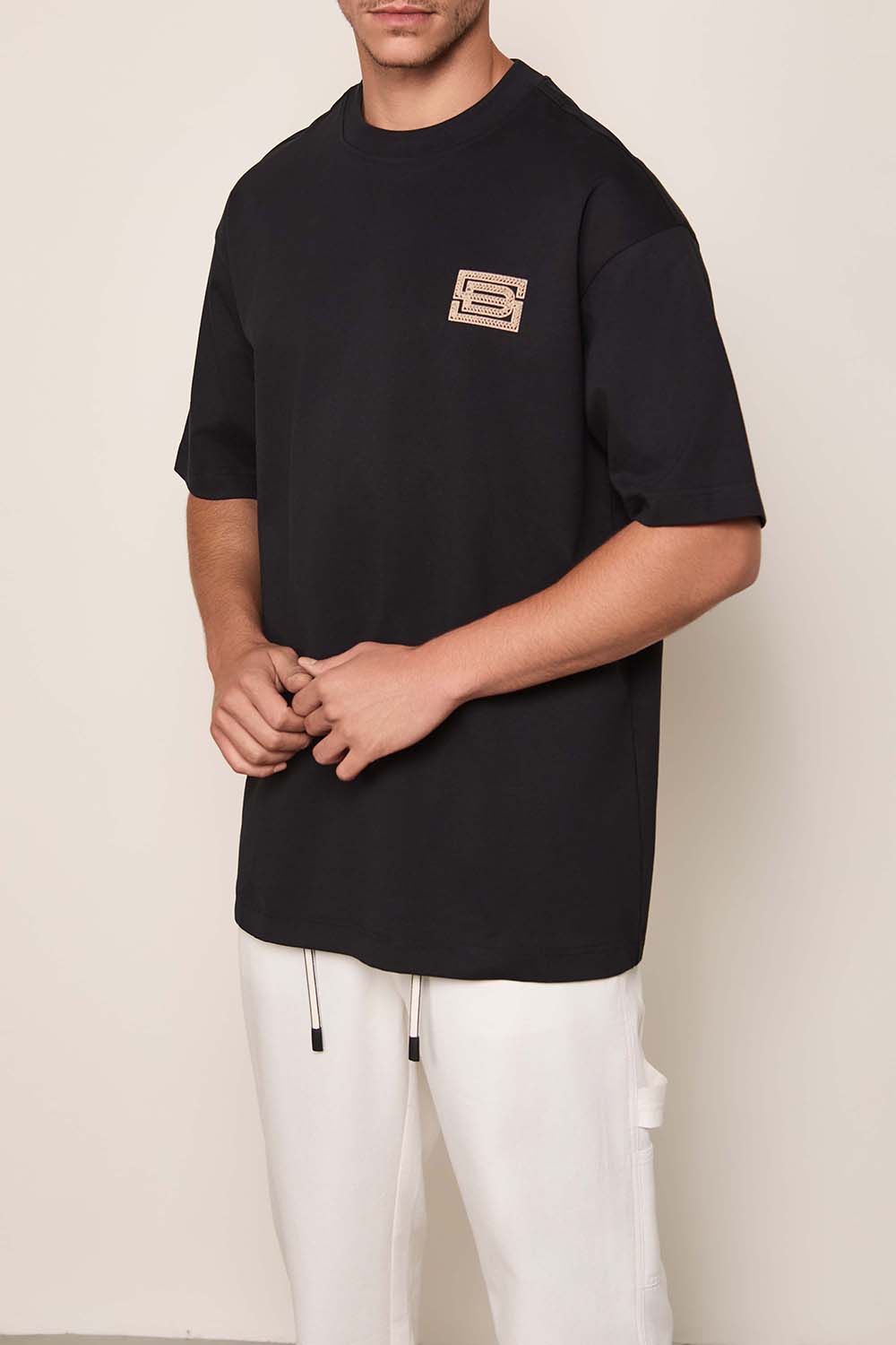 תמונת תקריב דוגמן של חולצת פולו