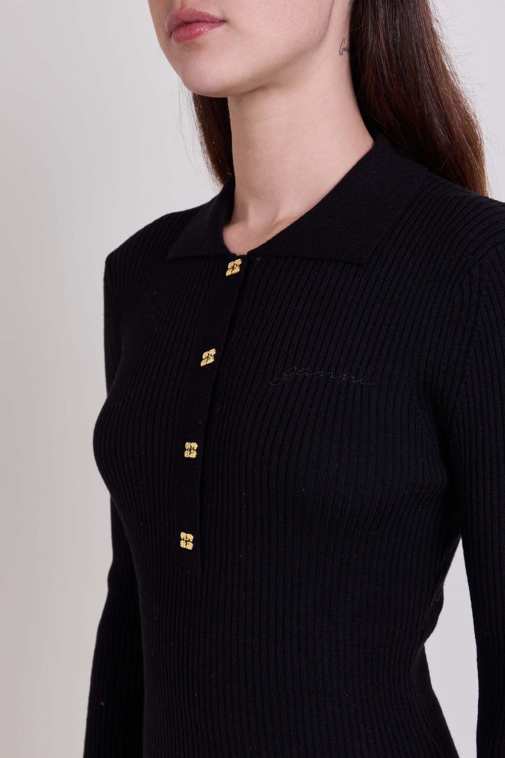 תמונת תקריב דוגמן של חולצת פולו