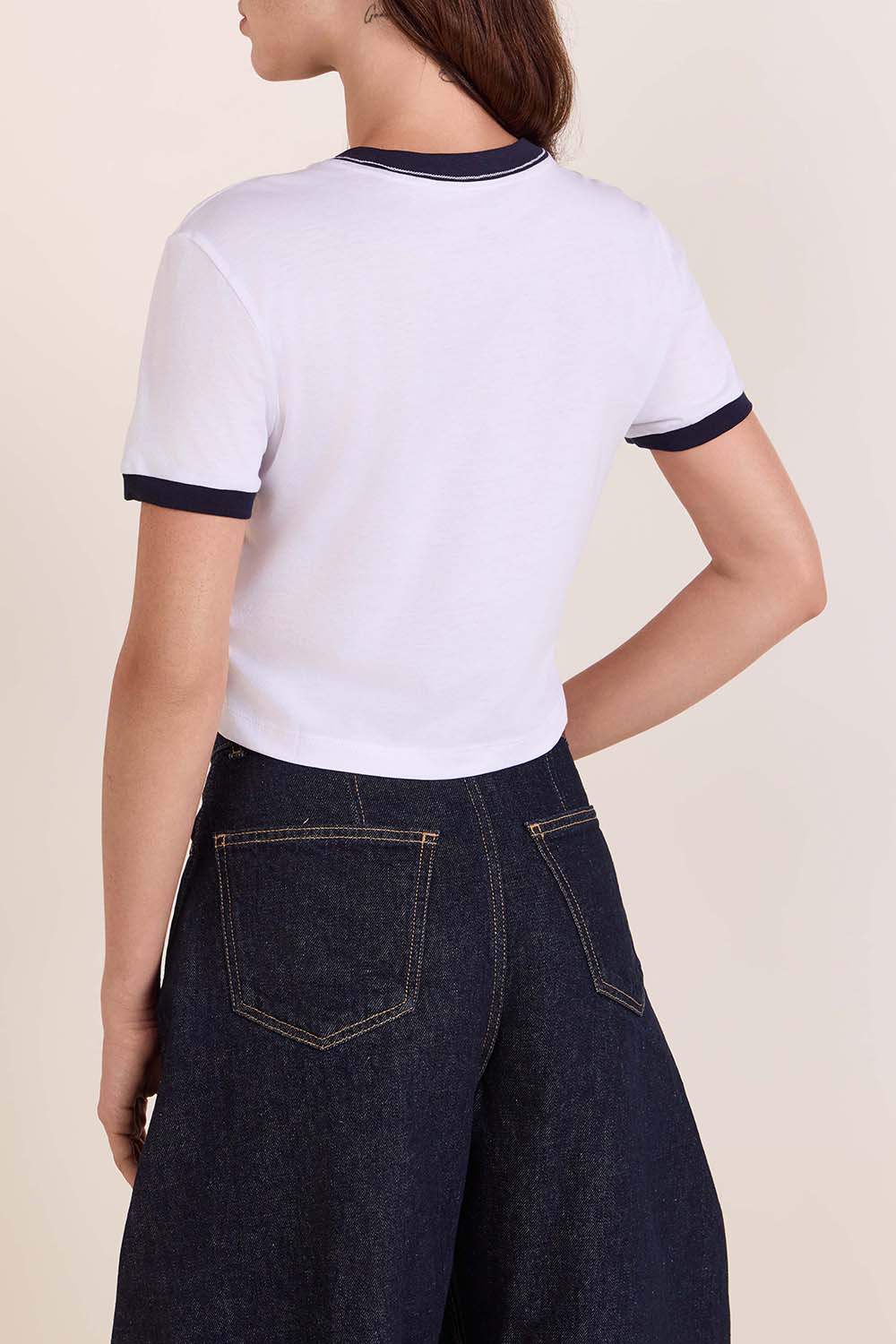 תמונת דוגמן אחורית של חולצת טי קרופ